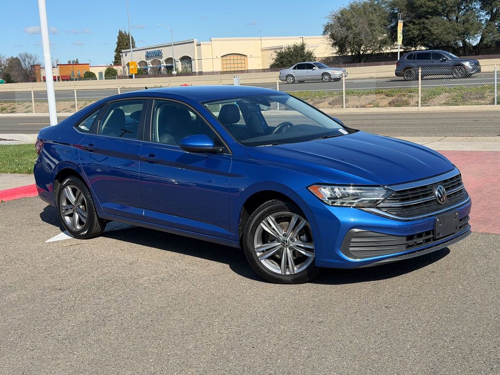 Used 2024 Volkswagen Jetta SE image 2