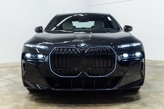 Used 2025 BMW 760i xDrive w/ Executive Package image 8