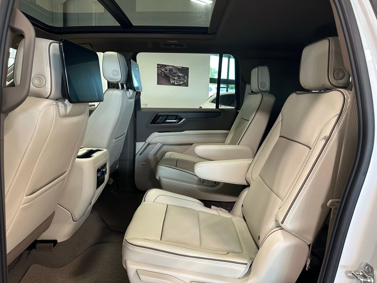 Used 2025 GMC Yukon XL Denali w/ Denali Reserve Package image 34
