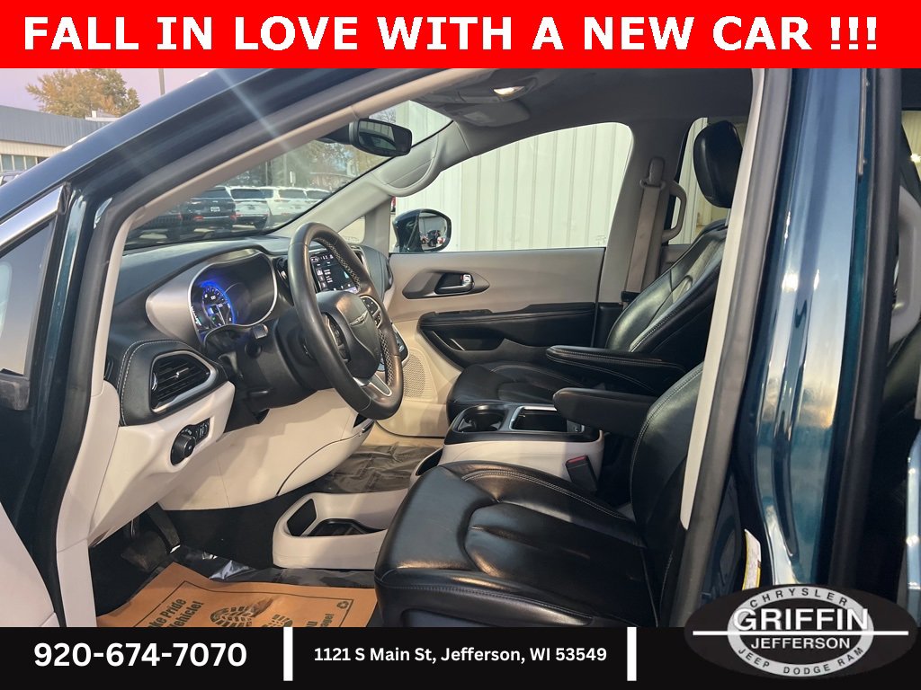 Used 2022 Chrysler Pacifica Touring-L image 18