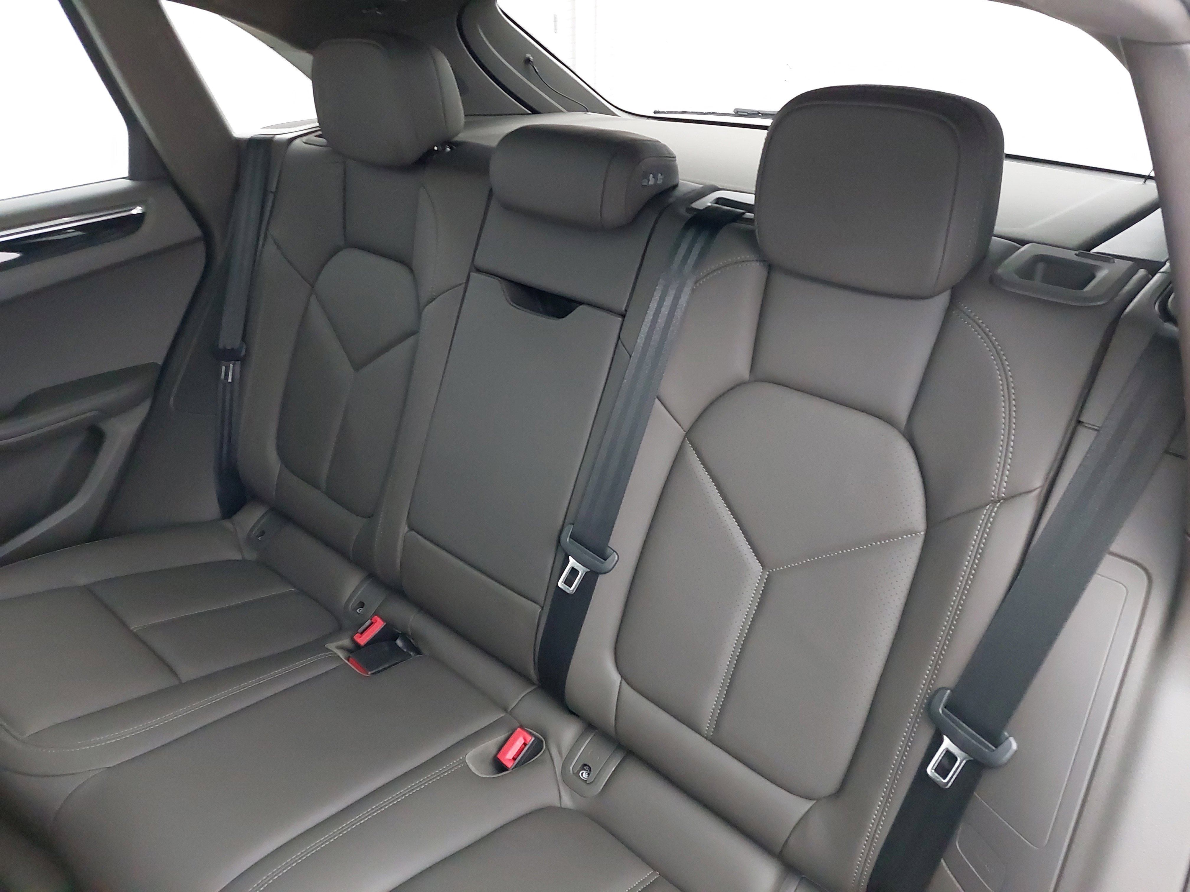 Used 2025 Porsche Macan image 16