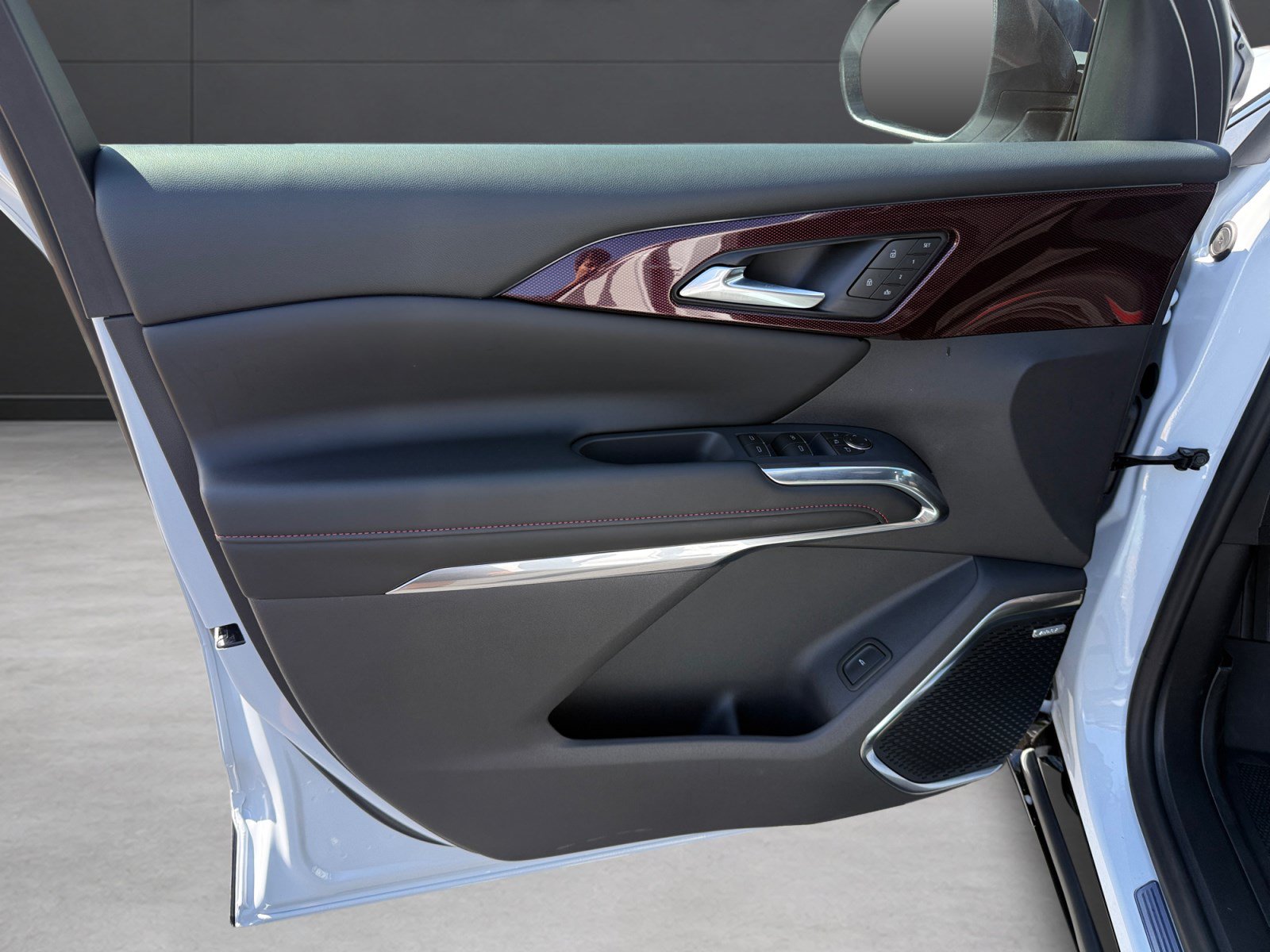 New 2027 Chevrolet Traverse RS w/ LPO, Floor Liner Package FWD image 10