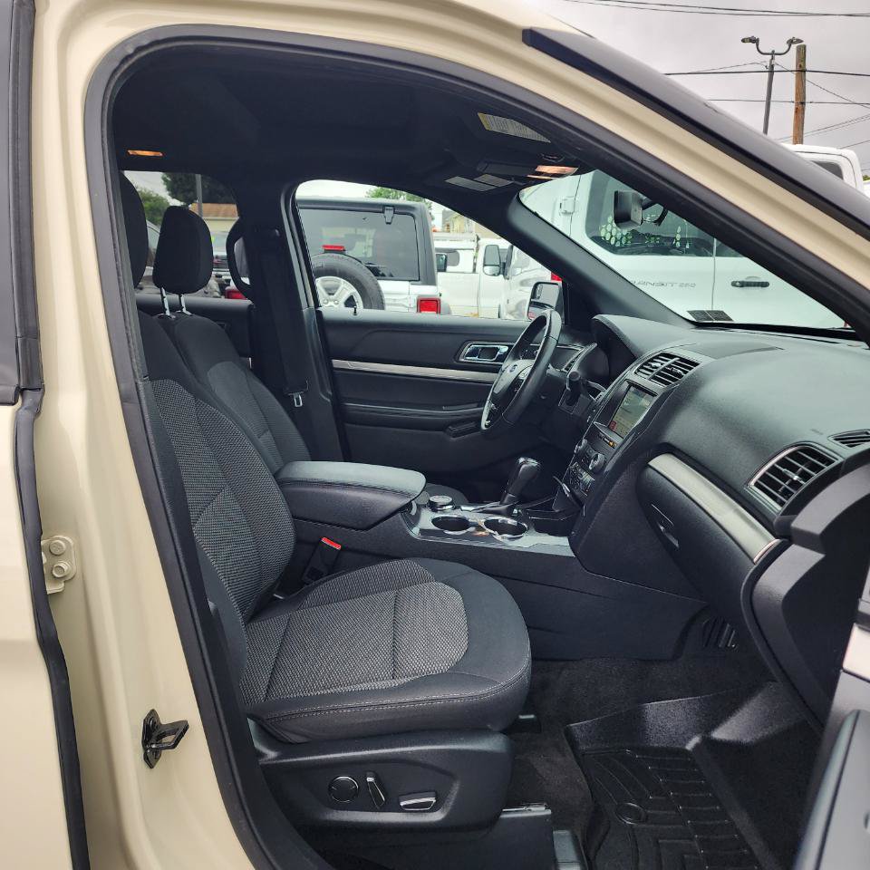 Used 2018 Ford Explorer XLT w/ Equipment Group 201A AWD/4WD image 15