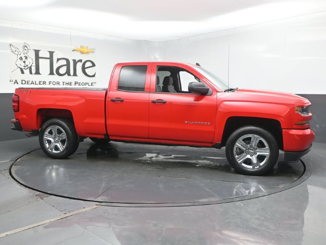 Used 2019 Chevrolet Silverado 1500 Custom w/ Custom Convenience Package AWD/4WD image 1