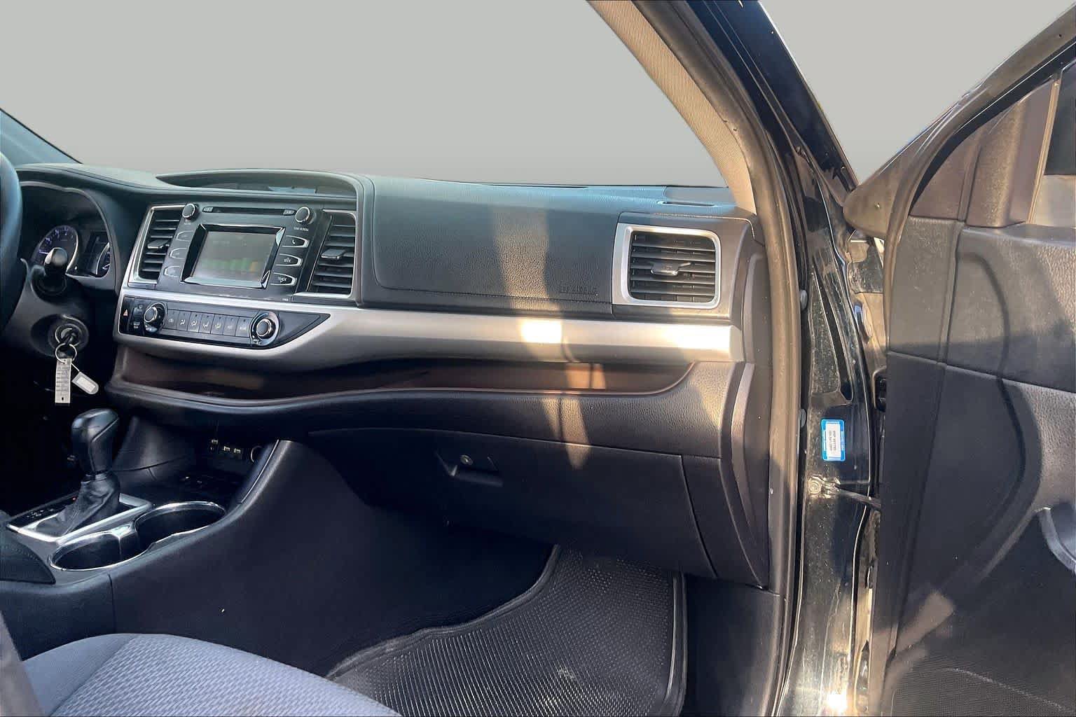 Used 2019 Toyota Highlander LE FWD image 18