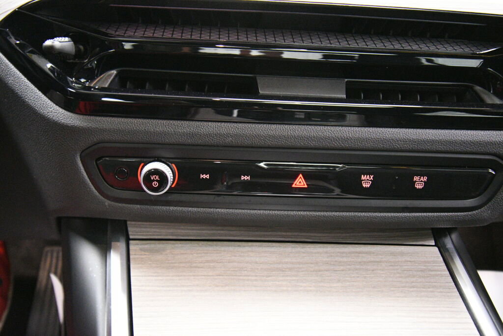 Used 2025 BMW 330i xDrive Sedan w/ Premium Package image 17