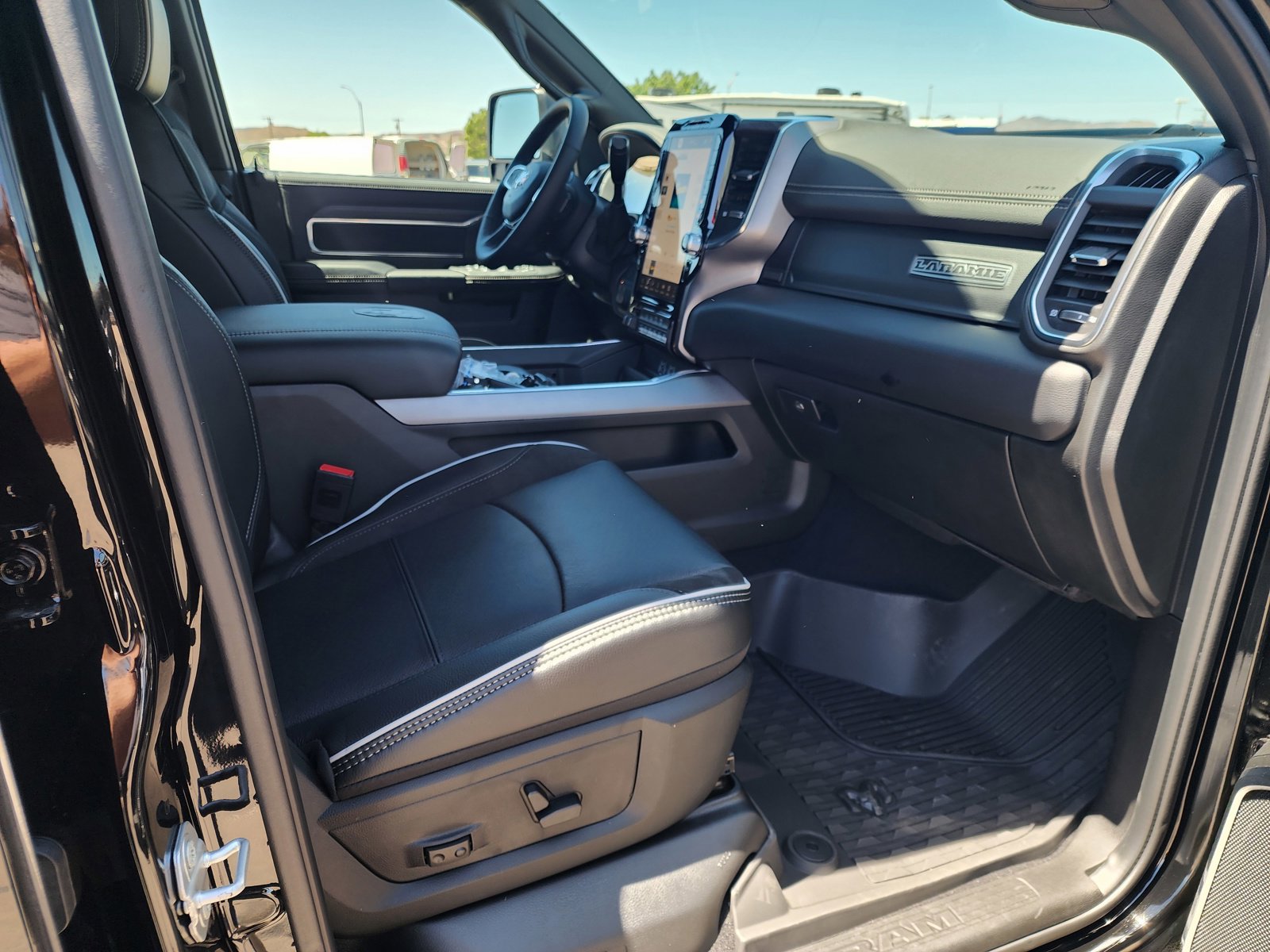 New 2026 RAM 2500 Laramie AWD/4WD image 11