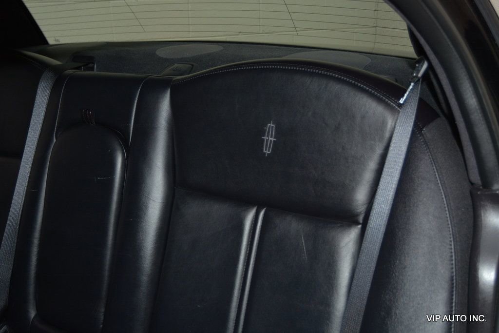 Used 2005 Lincoln Town Car Signature Limited image 23