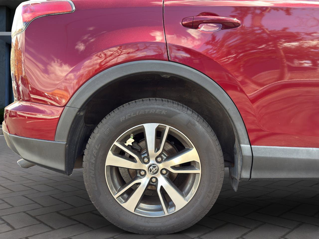Used 2018 Toyota RAV4 XLE FWD image 25