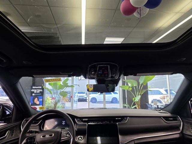 Used 2022 Jeep Grand Cherokee Overland w/ Luxury Tech Group IV image 4