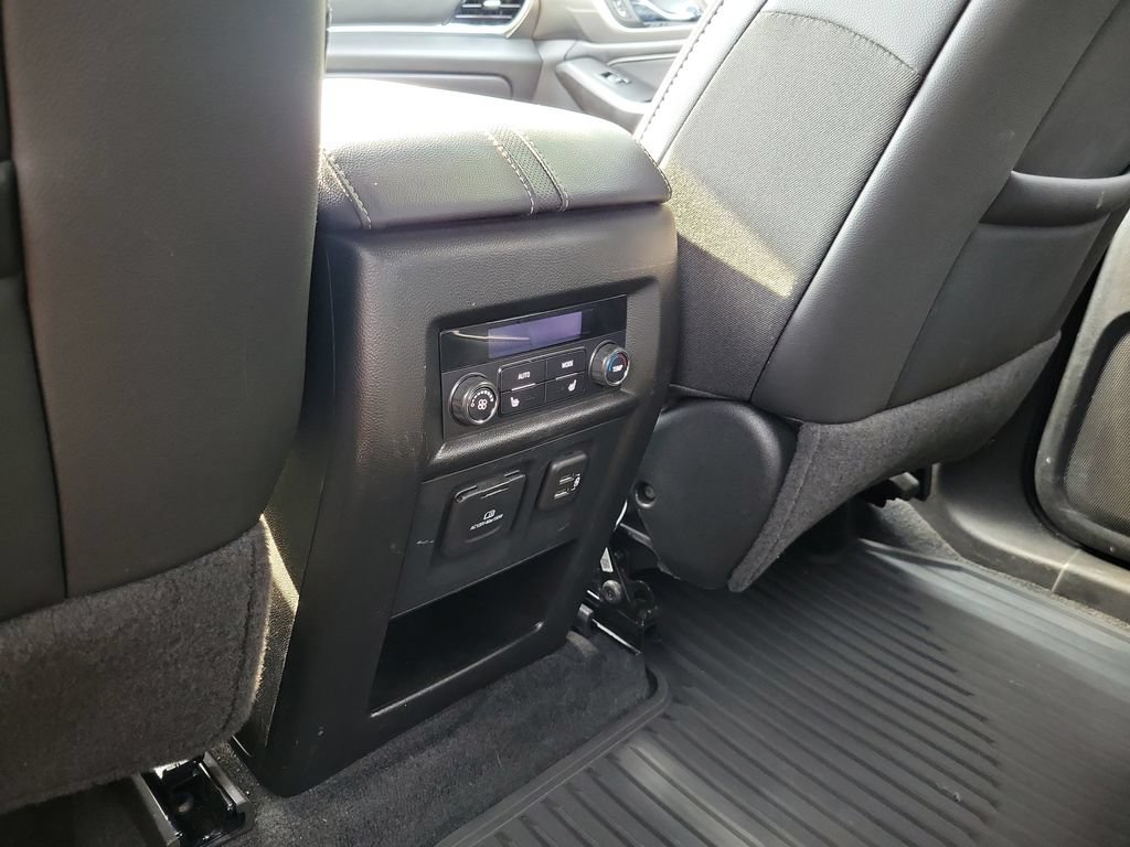 Used 2023 Chevrolet Traverse Premier FWD image 15