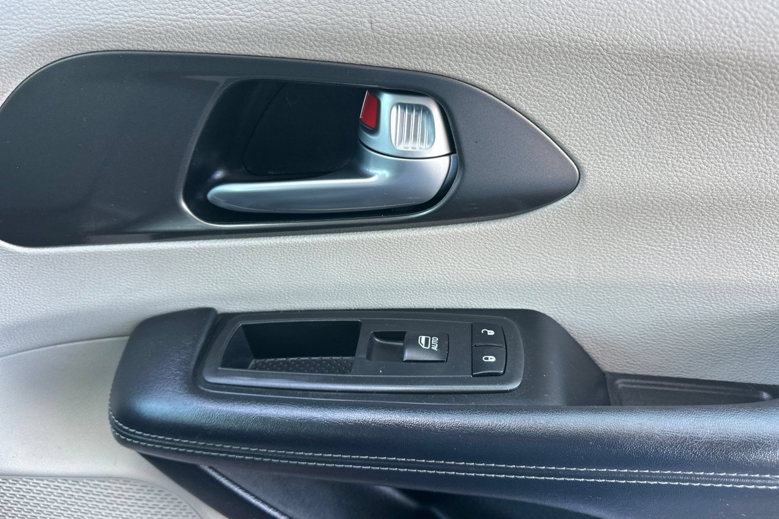 Used 2018 Chrysler Pacifica Limited FWD image 18