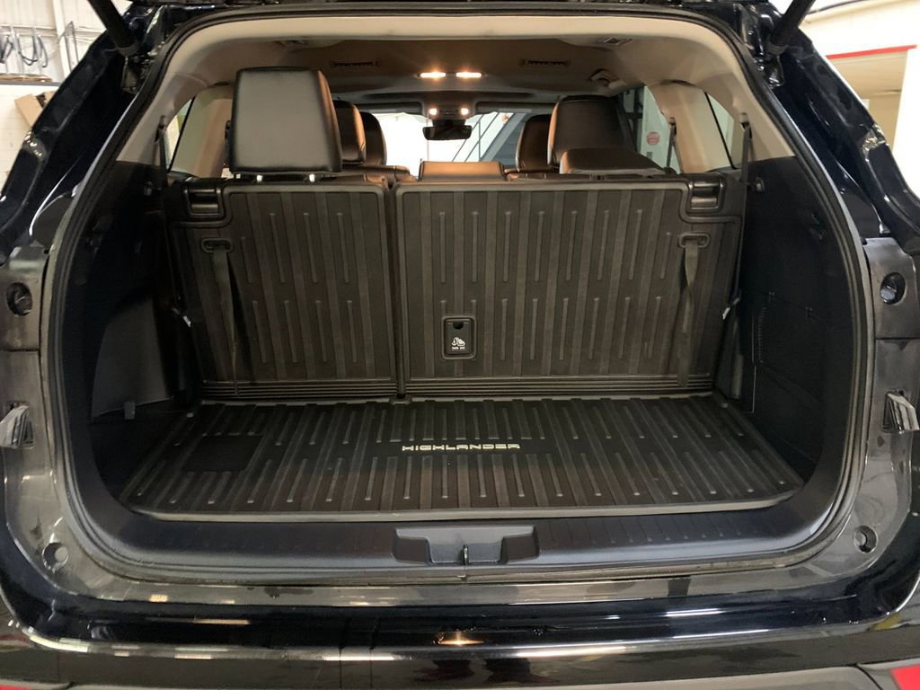 Used 2023 Toyota Highlander XLE image 19