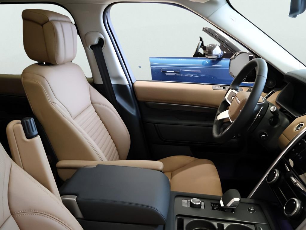 Certified 2025 Land Rover Discovery Metropolitan Edition image 19