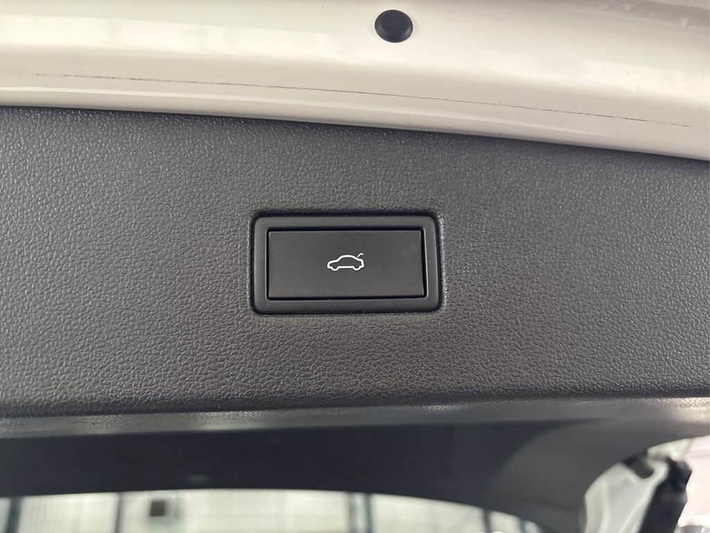 Used 2022 Volkswagen Tiguan SE image 16