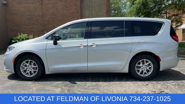 Used 2024 Chrysler Pacifica Touring-L FWD image 5