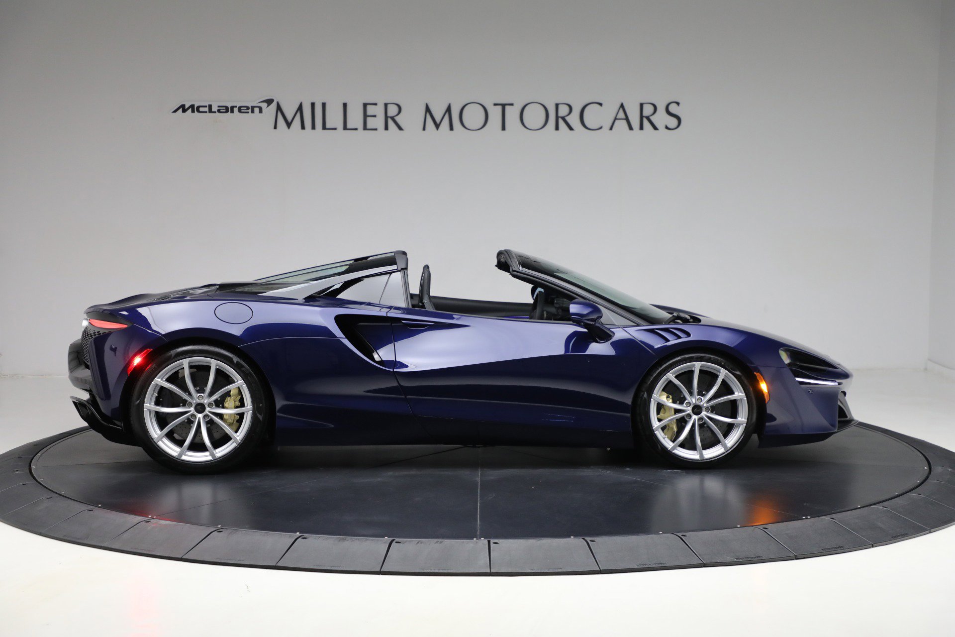 New 2025 McLaren Artura TechLux image 9