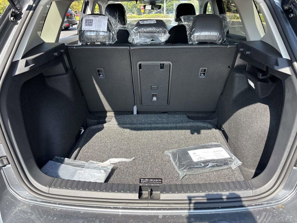 New 2025 Volkswagen Taos SE image 9