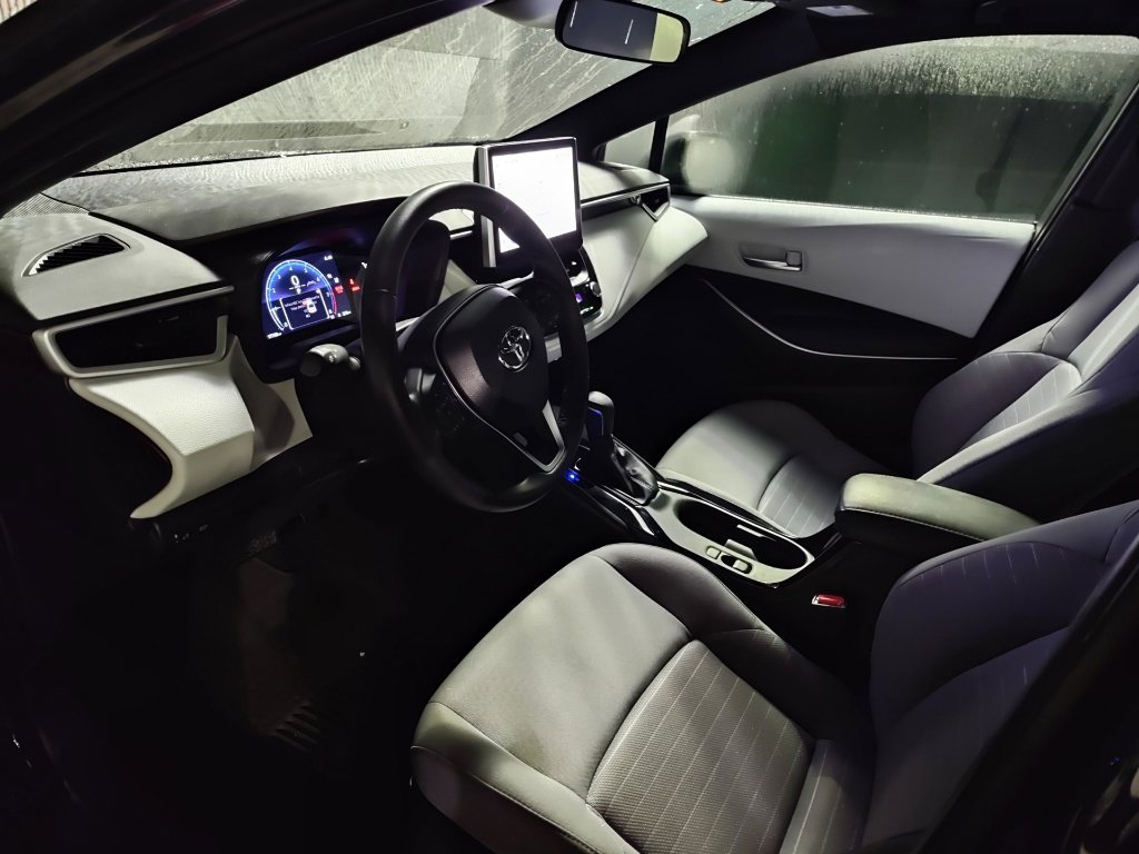 Used 2025 Toyota Corolla SE w/ SE Premium Package FWD image 7