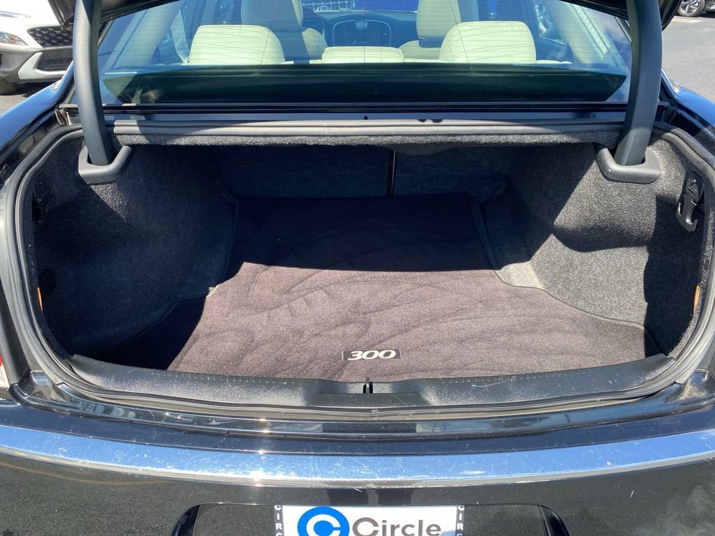 Used 2017 Chrysler 300 C image 17
