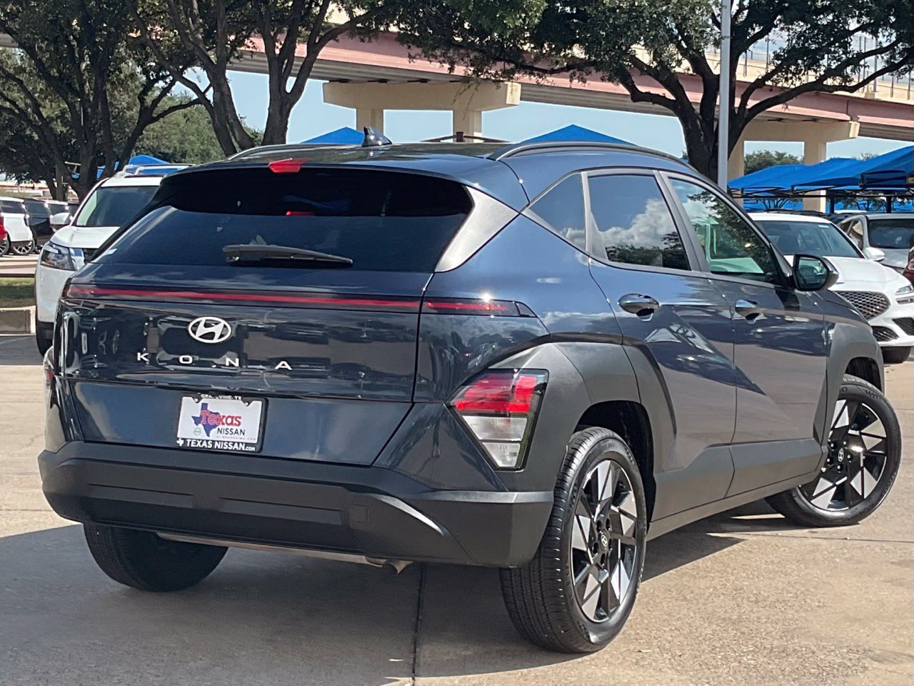 Used 2025 Hyundai Kona SEL FWD image 4