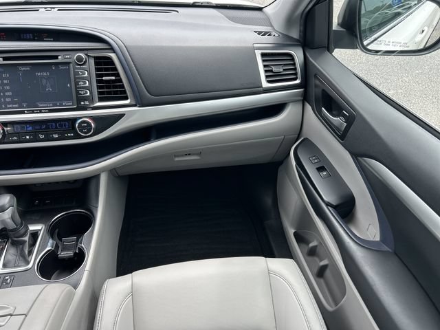 Used 2019 Toyota Highlander XLE FWD image 16