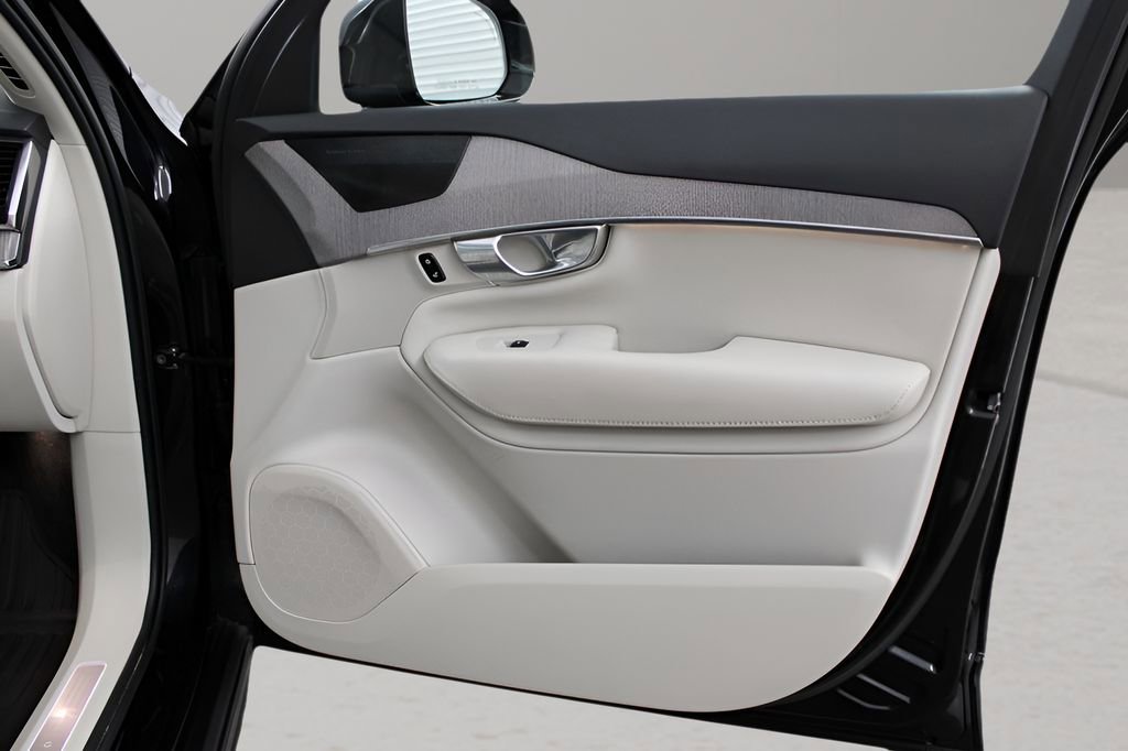 Used 2023 Volvo XC90 B6 Plus w/ Protection Package Premier image 12