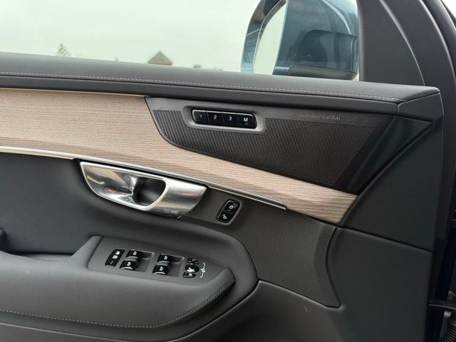 New 2026 Volvo XC90 B6 Plus w/ Protection Package Premier AWD/4WD image 16