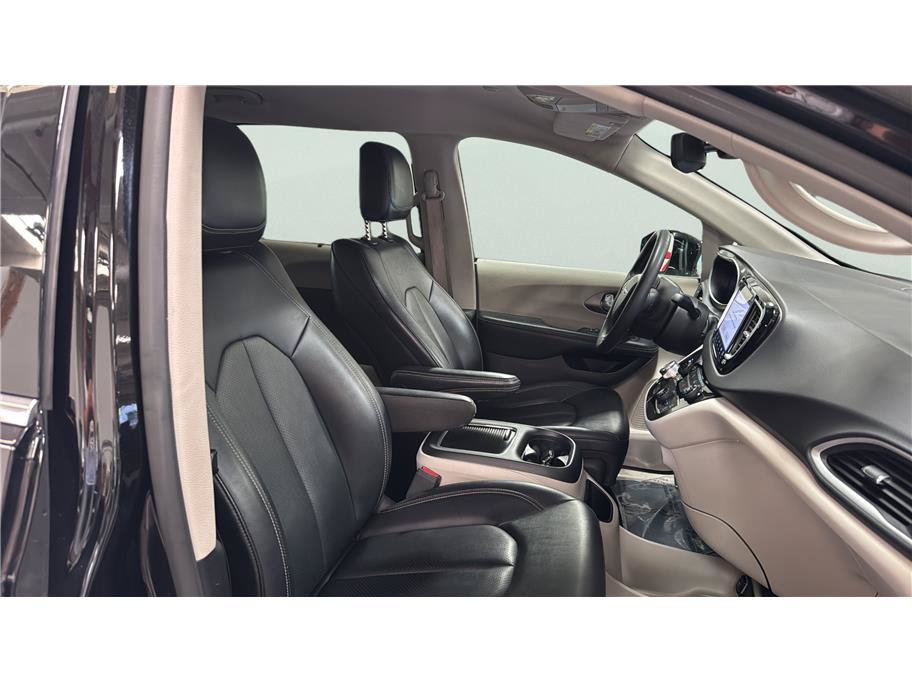 Used 2024 Chrysler Pacifica Touring-L FWD image 27