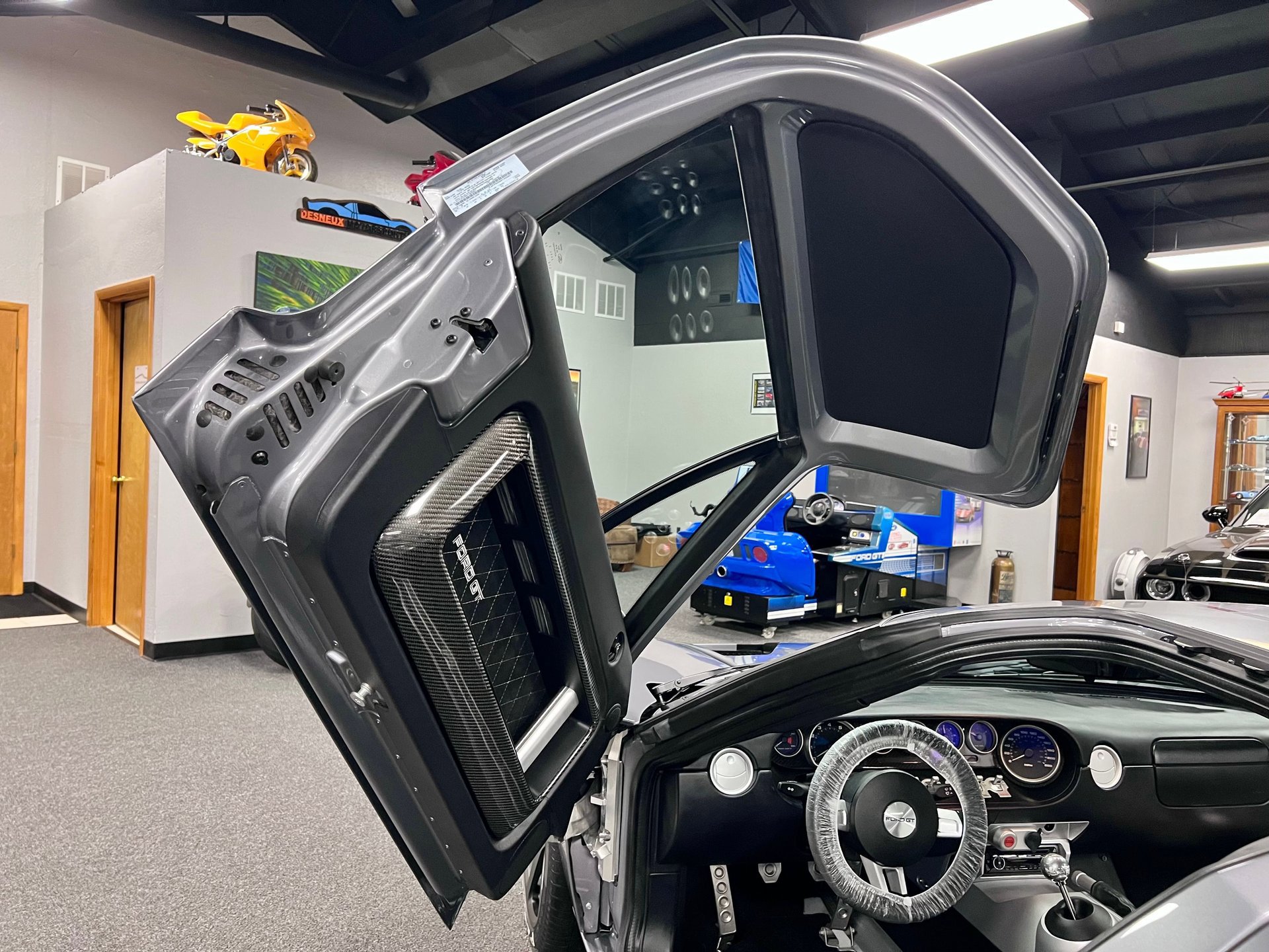 Used 2006 Ford GT RWD image 25