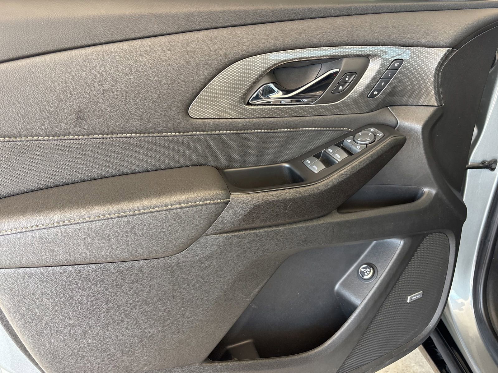 Used 2023 Chevrolet Traverse Premier w/ Redline Edition FWD image 11