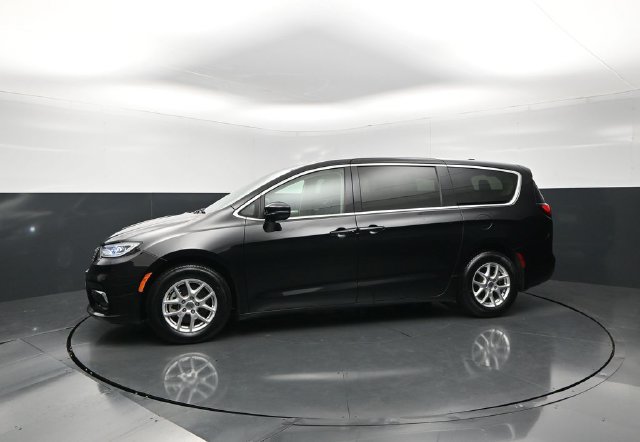 Used 2024 Chrysler Pacifica Touring-L FWD image 3