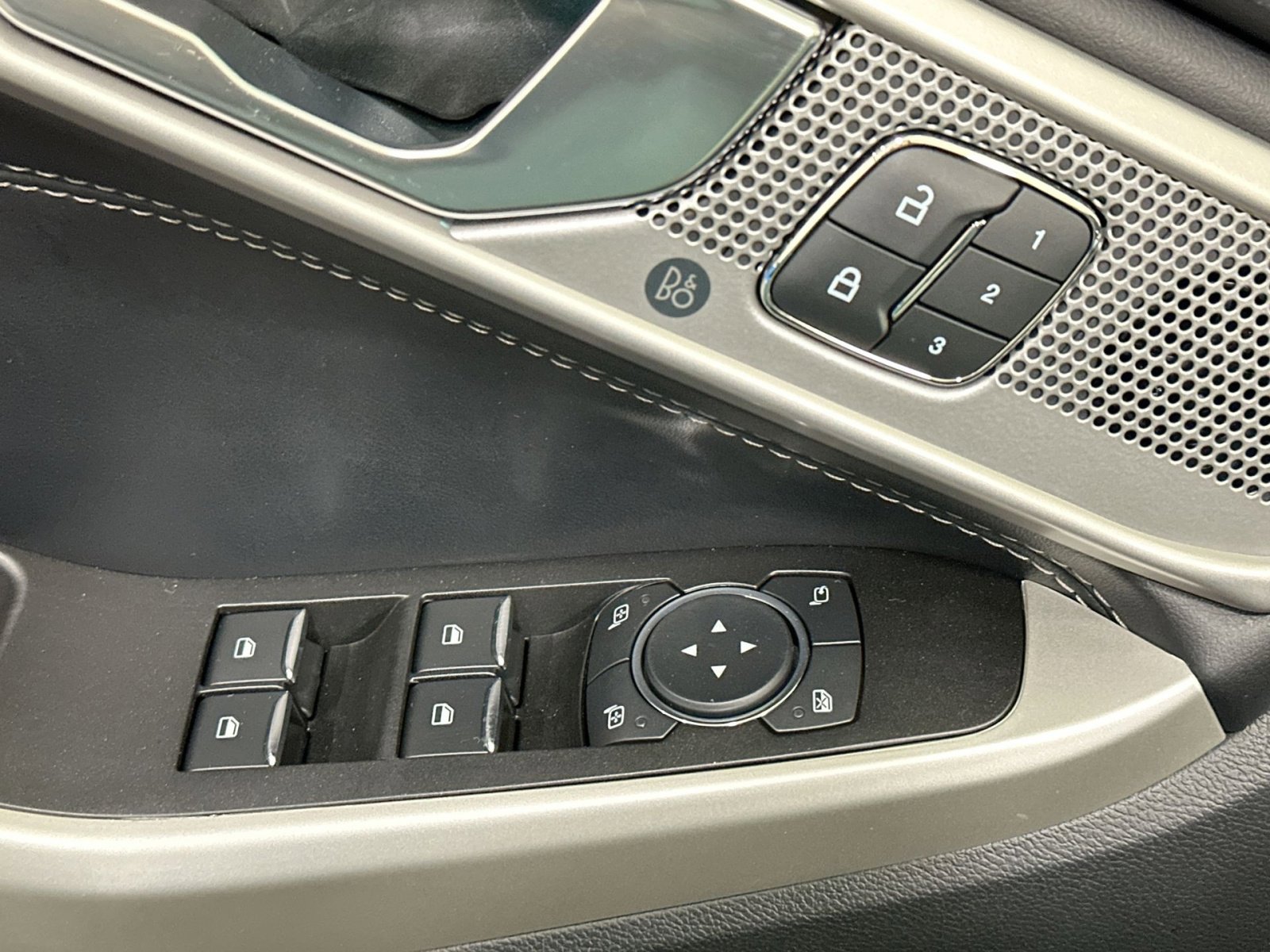 Used 2021 Ford Explorer Limited w/ Equipment Group 301A image 17