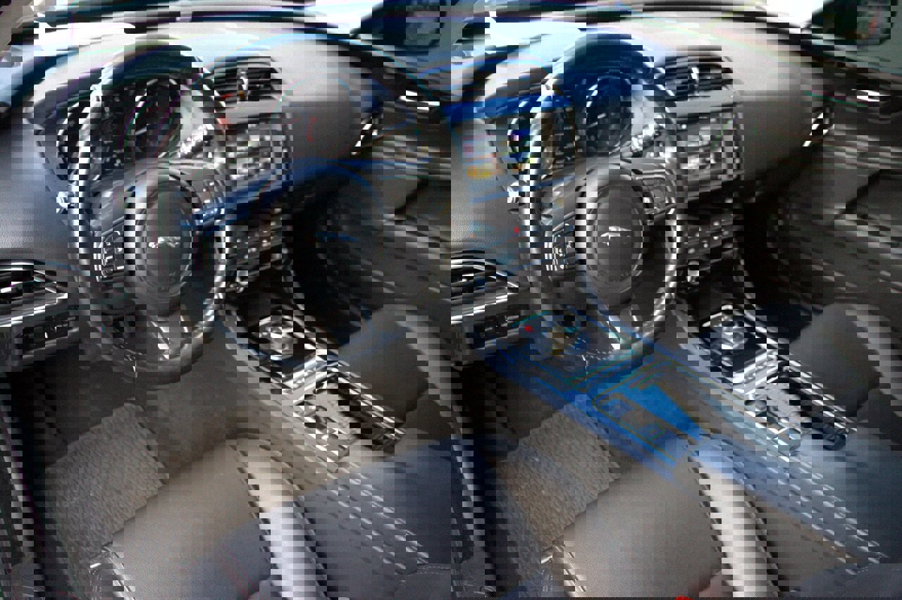 Used 2018 Jaguar XE Premium image 29