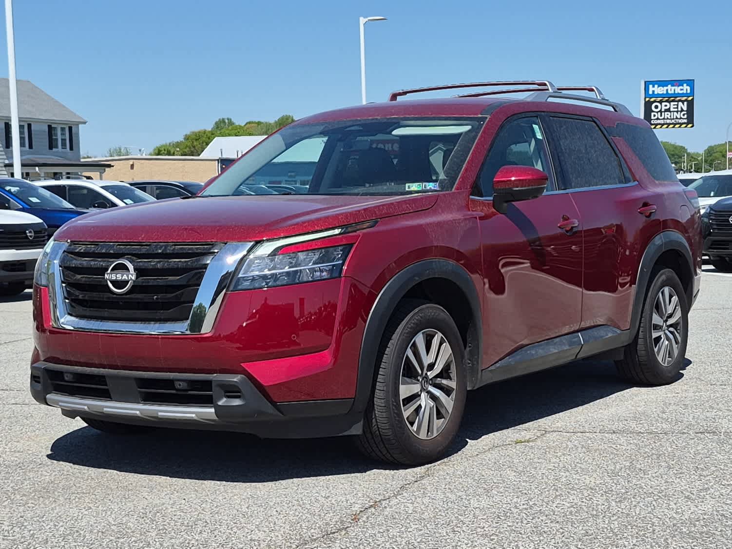 Used 2023 Nissan Pathfinder SL image 1