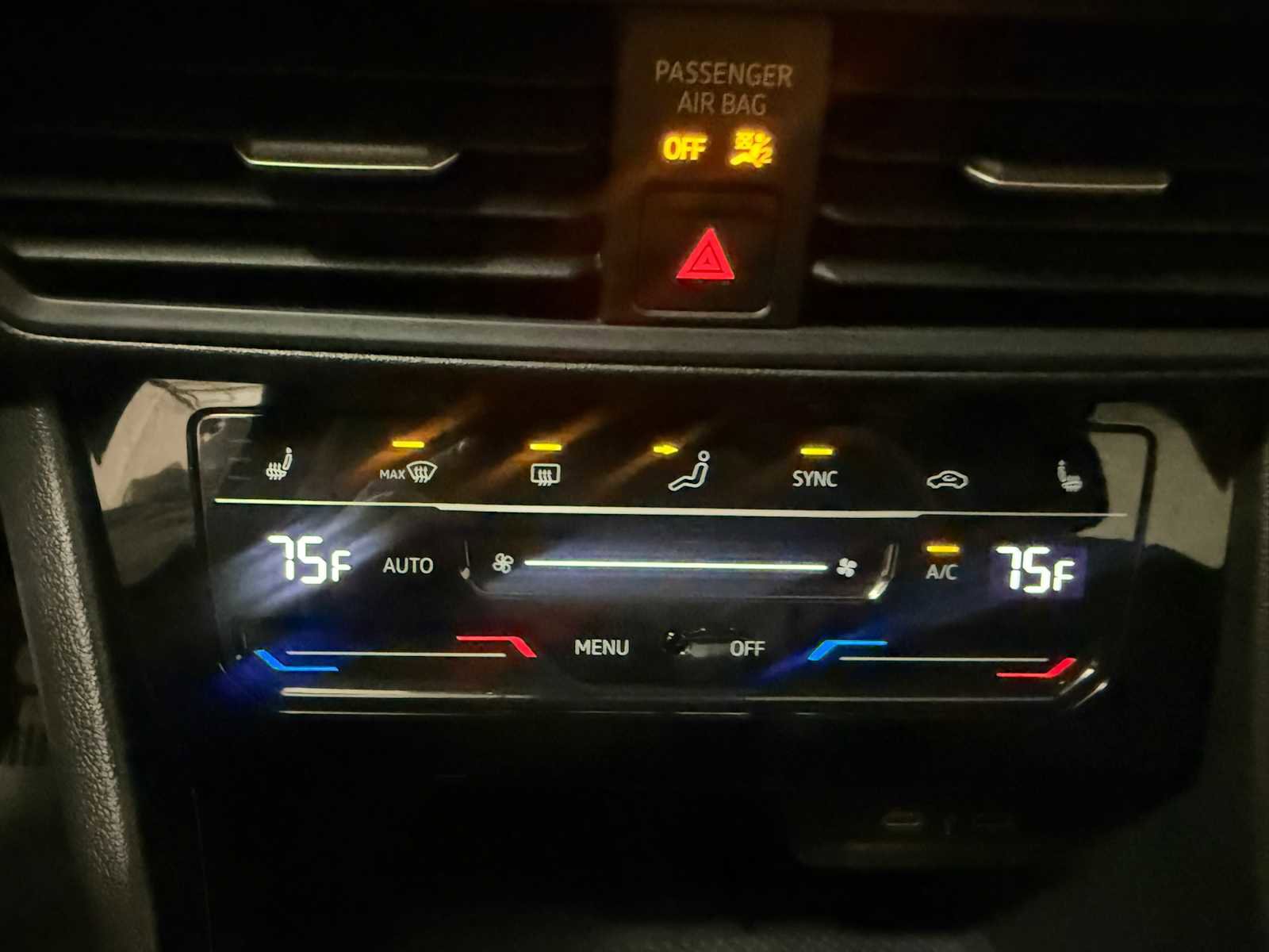 Certified 2025 Volkswagen Jetta SE w/ Sunroof Package image 33