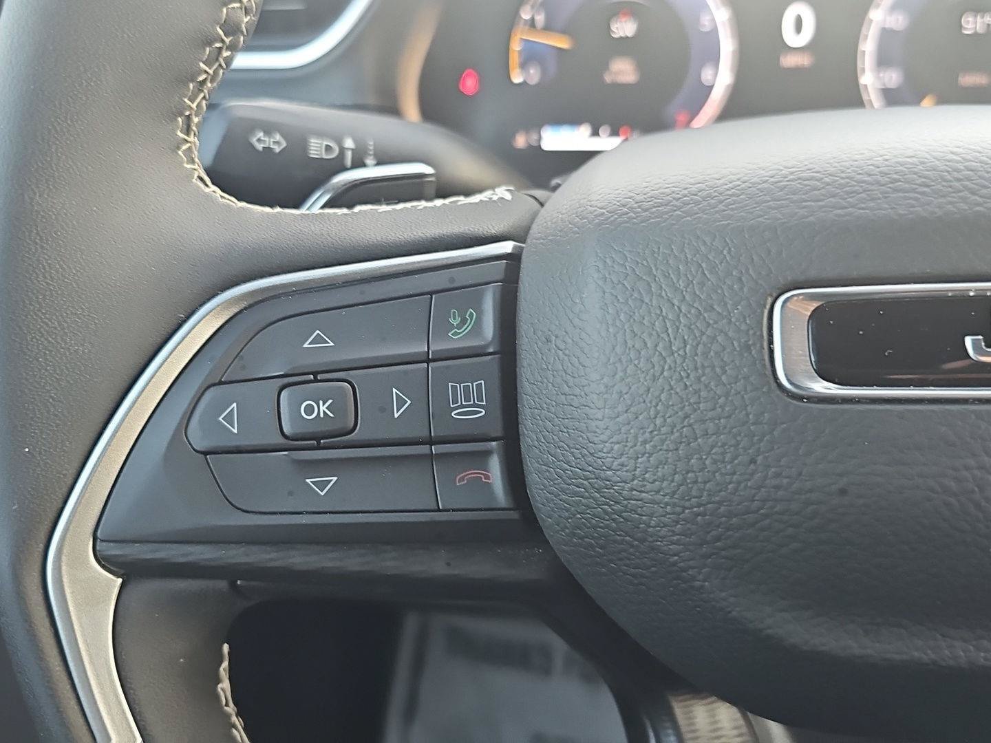 Used 2025 Jeep Grand Cherokee Altitude RWD image 18