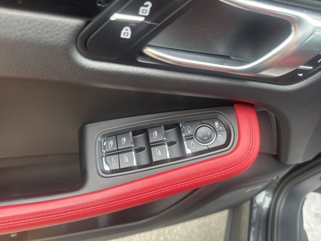 Used 2020 Porsche Macan AWD/4WD image 29
