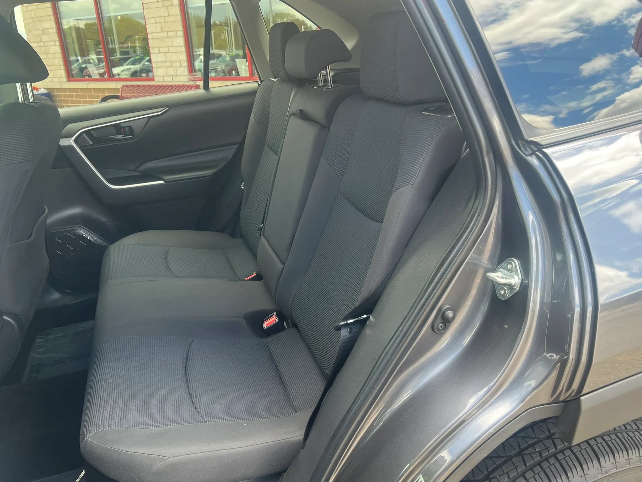 Used 2022 Toyota RAV4 LE AWD/4WD image 9