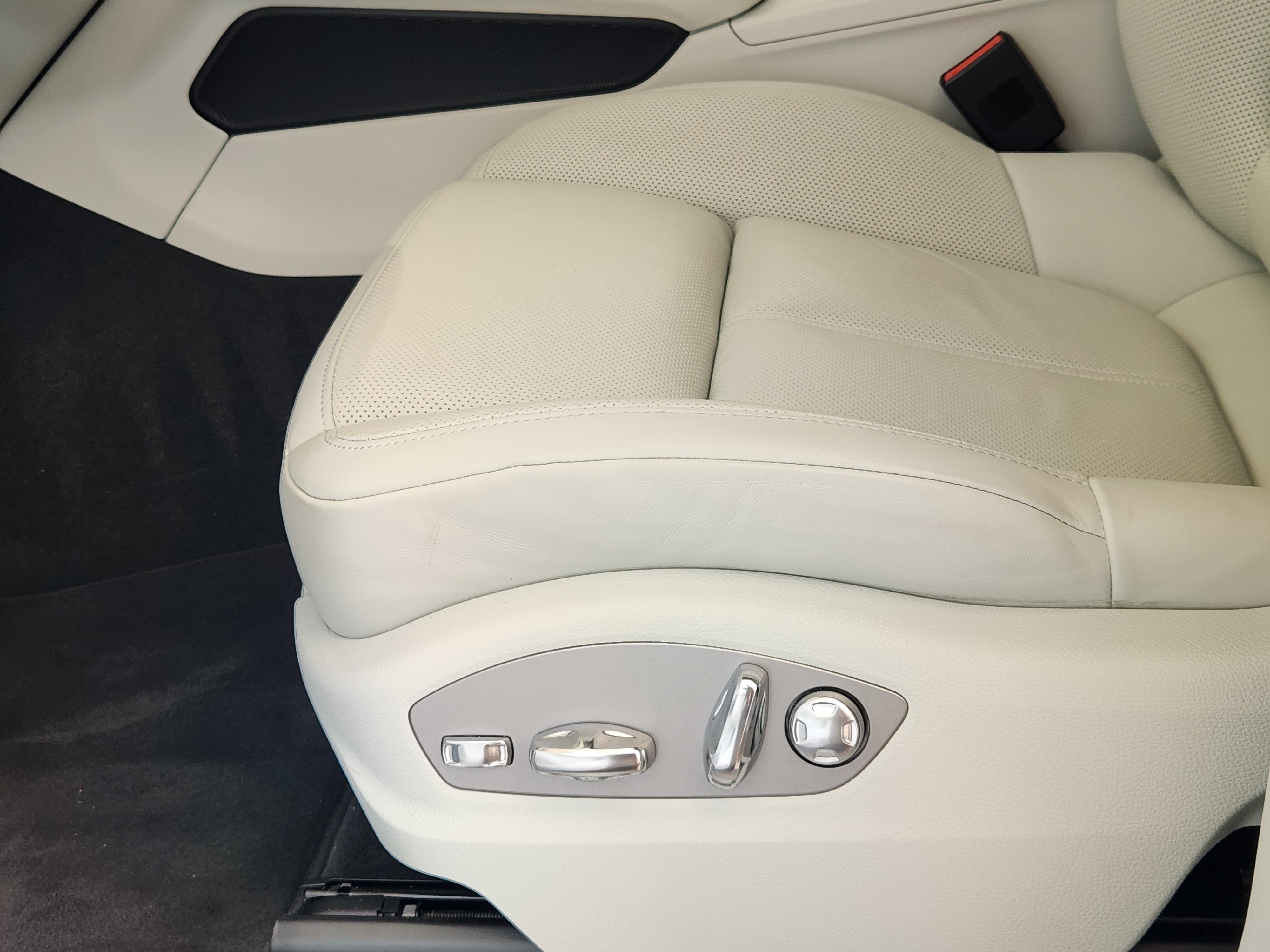 Certified 2023 Porsche Macan S AWD/4WD image 27