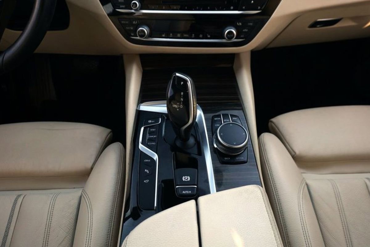 Used 2018 BMW 530e xDrive image 25