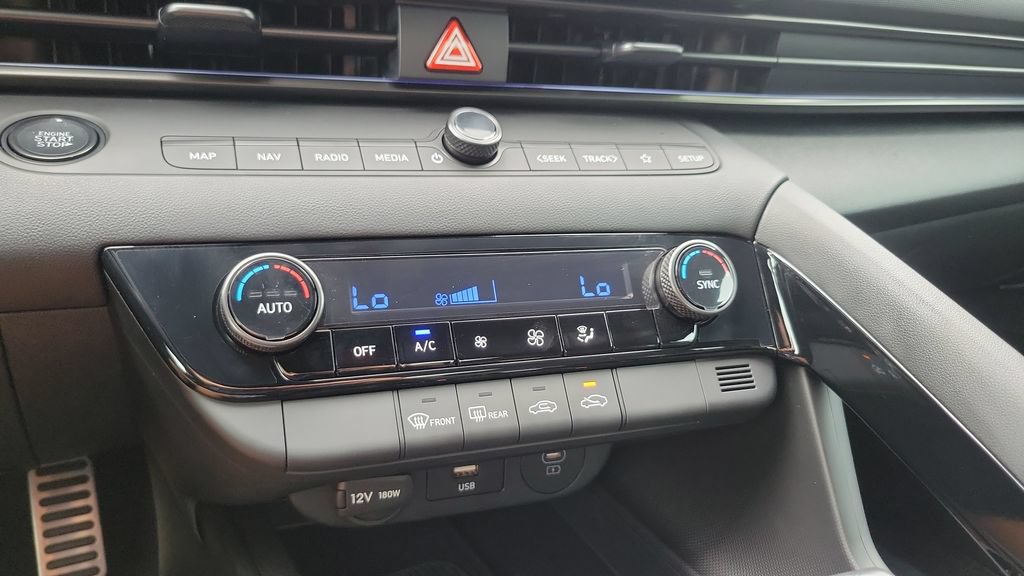 Certified 2025 Hyundai Elantra SEL FWD image 18
