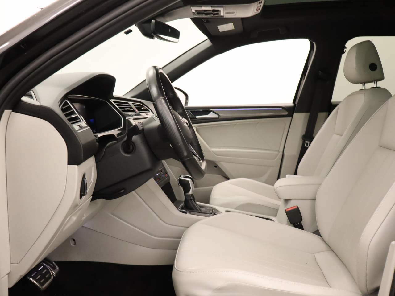 Used 2023 Volkswagen Tiguan SE R-Line AWD/4WD image 15