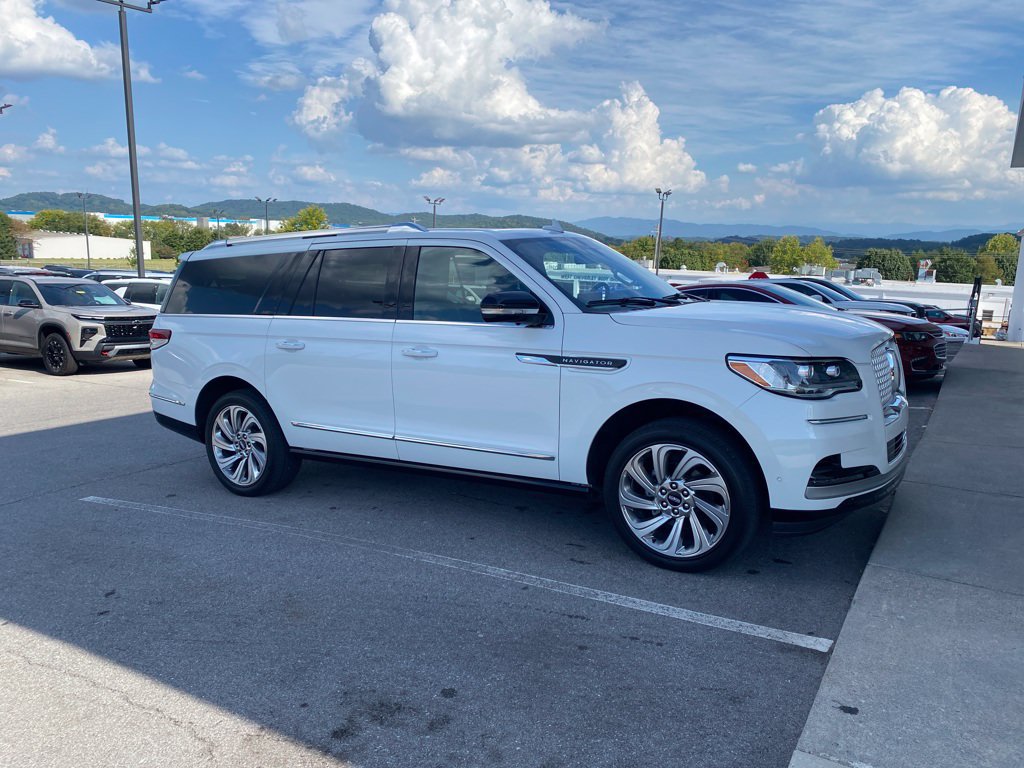 Used 2024 Lincoln Navigator L Reserve AWD/4WD image 3