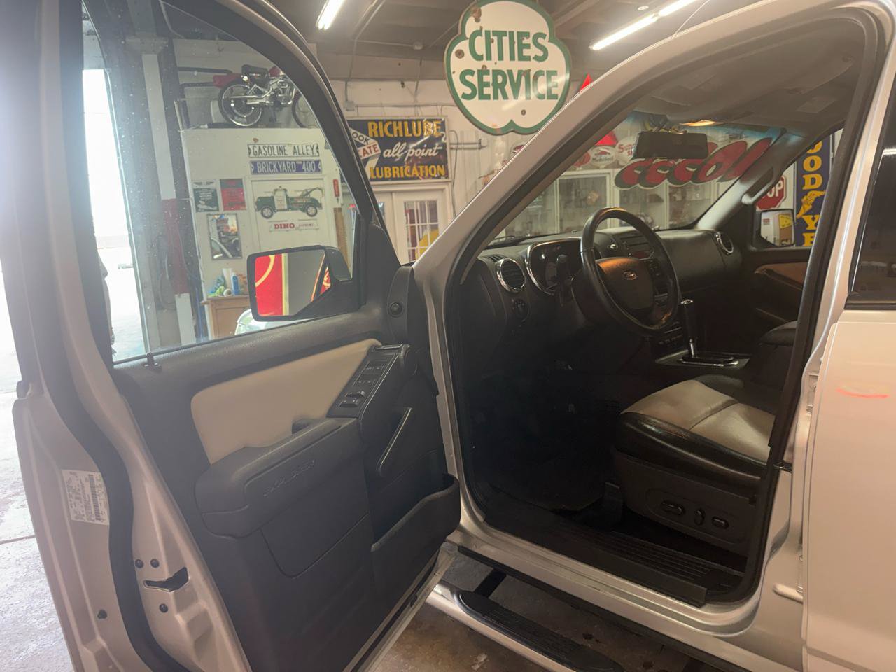 Used 2007 Ford Explorer Sport Trac Limited RWD image 12