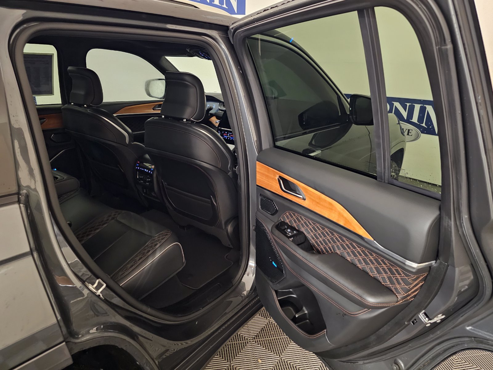 Used 2022 Jeep Grand Cherokee Summit AWD/4WD image 35