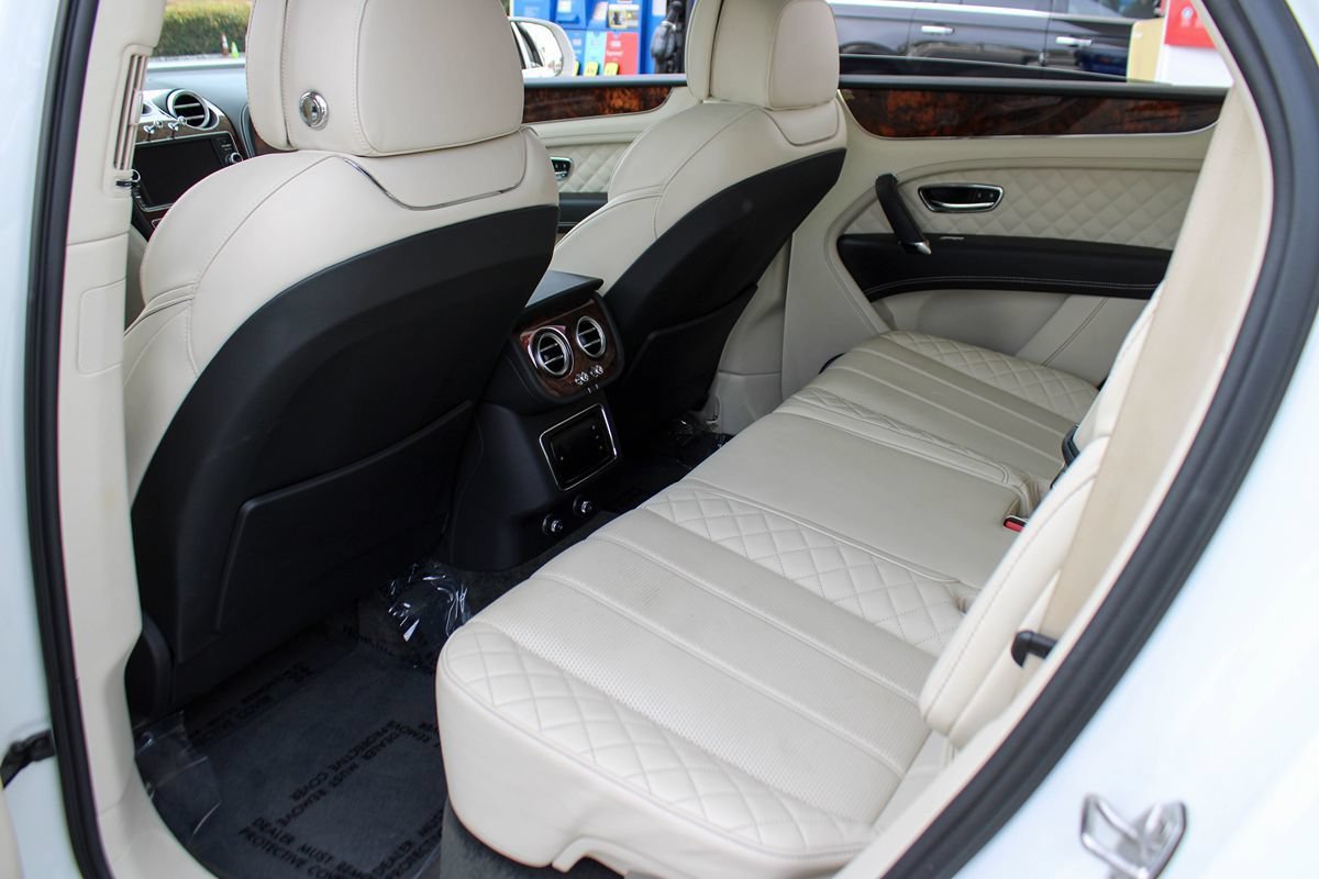 Used 2020 Bentley Bentayga Plug-In Hybrid AWD/4WD image 16