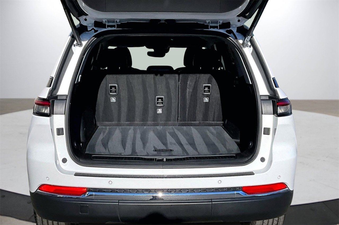 Used 2023 Jeep Grand Cherokee Limited image 25