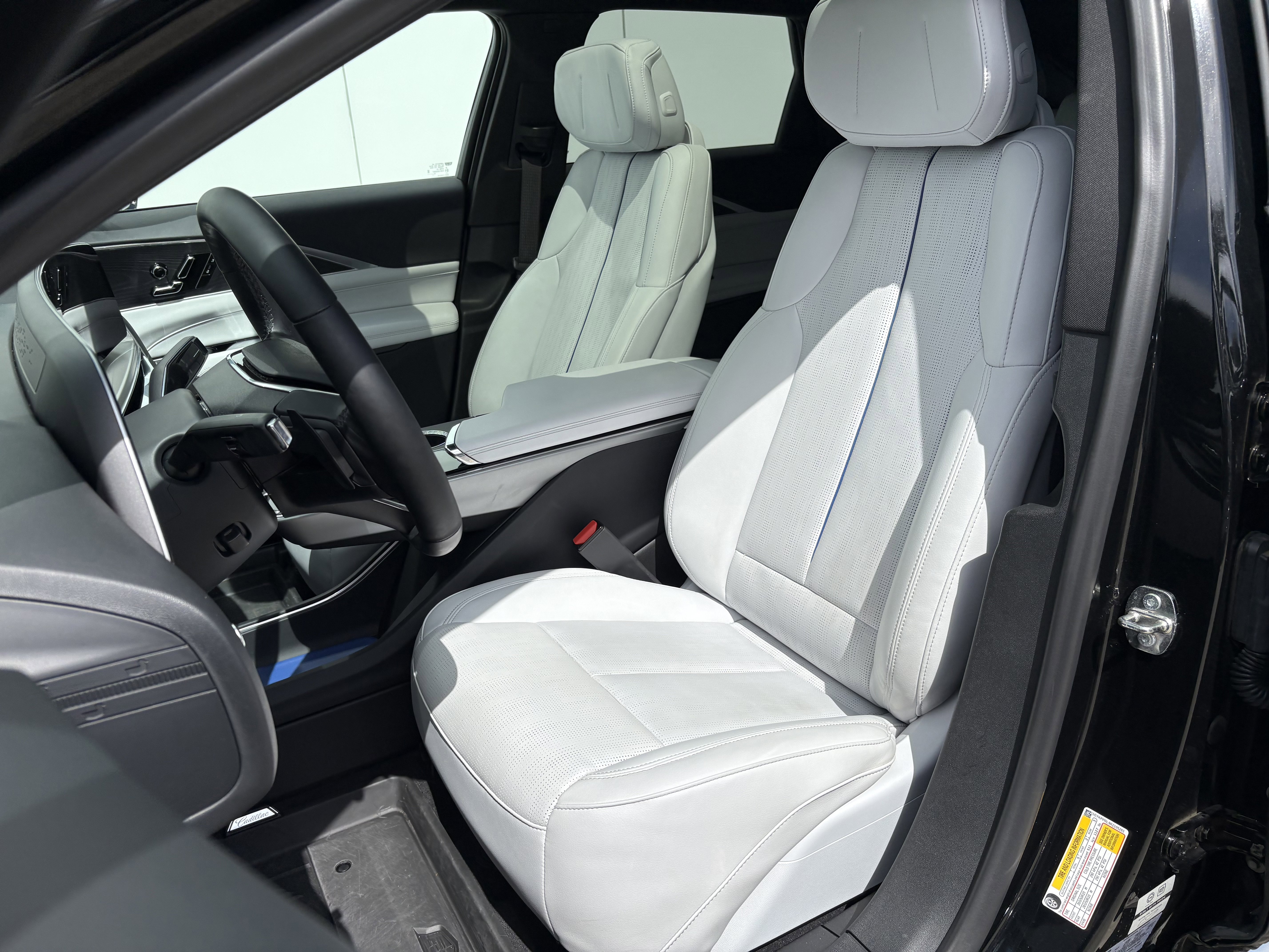 Used 2024 Cadillac Lyriq Luxury w/ LPO, Floor Liner Package AWD/4WD image 11