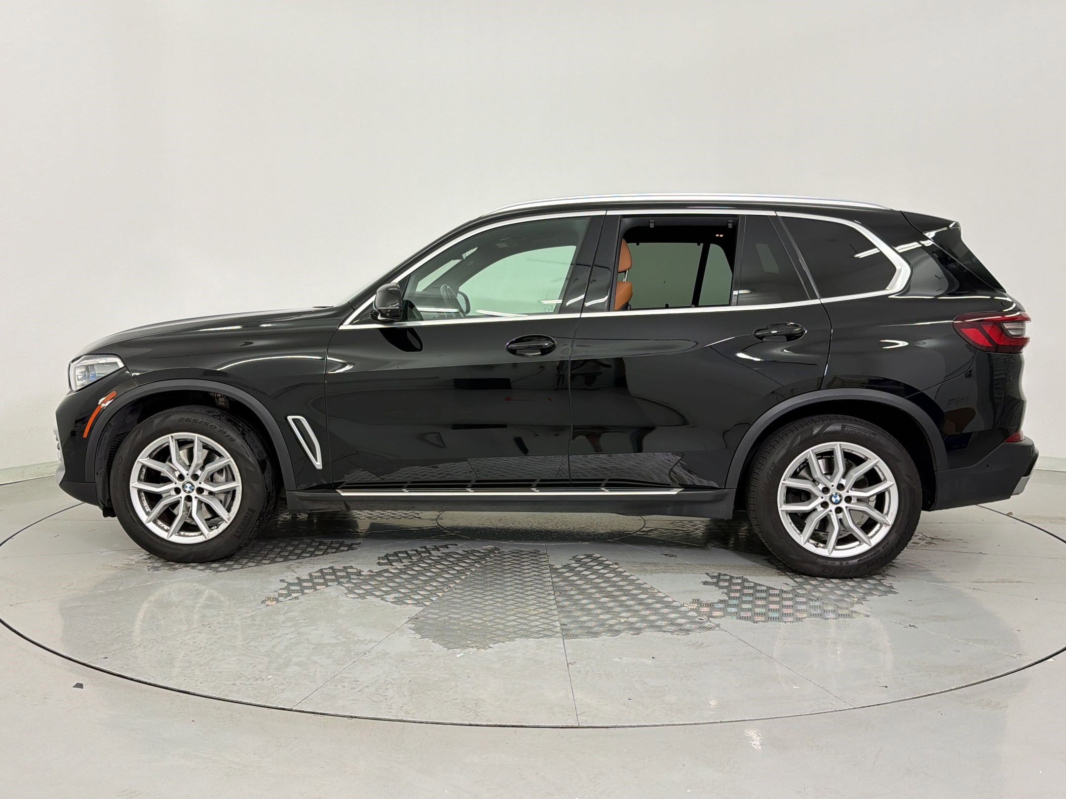 Used 2022 BMW X5 xDrive40i w/ Executive Package image 2
